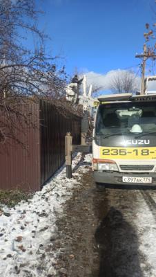 Сотрудниками СНТ были проведены работы по спилу аварийного дерева