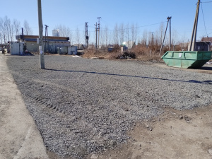 Продолжаются работы по обустройству контейнерной площадки 